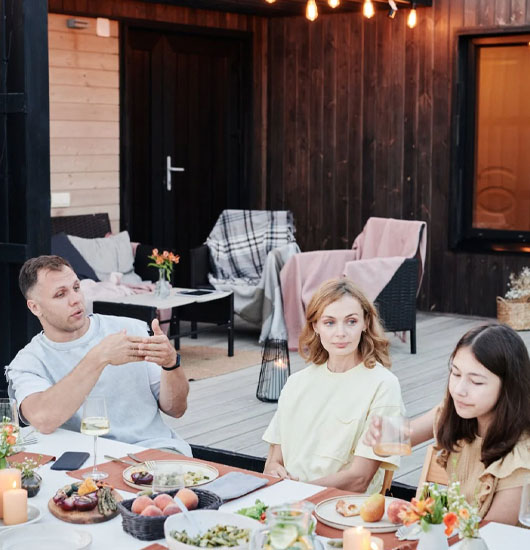 wood-decks-mahogany family enjoying their wood deck in mahogany